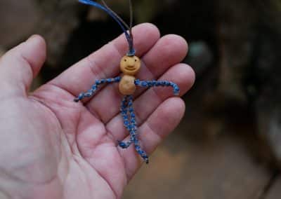 Schutzwichtel aus Baumperlen und Makramee