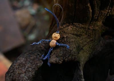 Schutzwichtel aus Baumperlen und Makramee