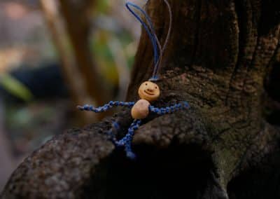 Schutzwichtel aus Baumperlen und Makramee
