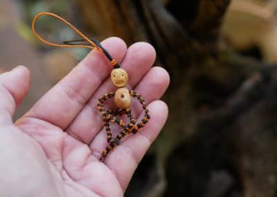 Schutzwichtel aus Baumperlen und Makramee