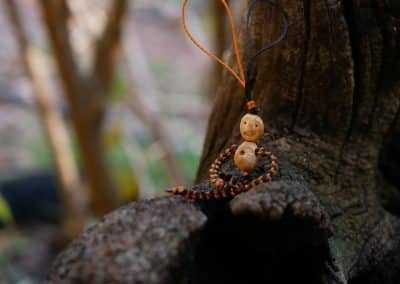 Schutzwichtel aus Baumperlen und Makramee