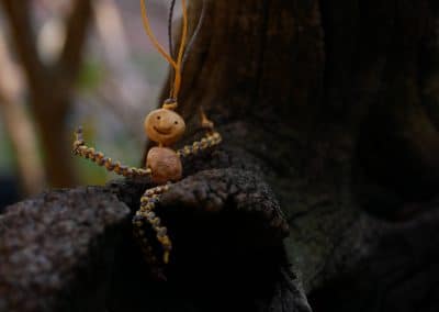 Schutzwichtel aus Baumperlen und Makramee