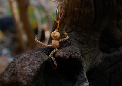 Schutzwichtel aus Baumperlen und Makramee
