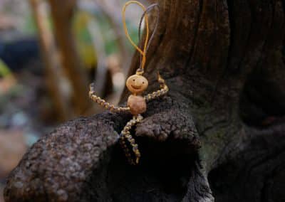 Schutzwichtel aus Baumperlen und Makramee