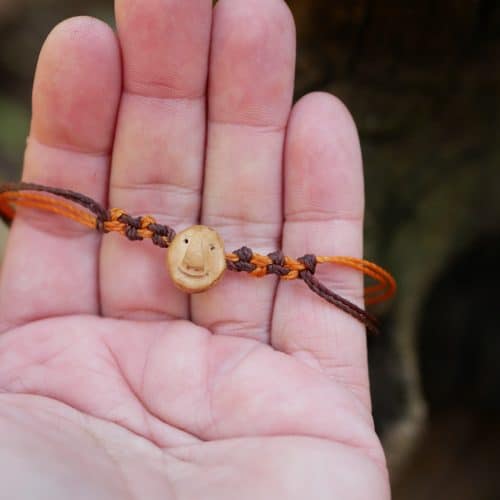 Armband Wichtel aus Baumperlen und Makramee