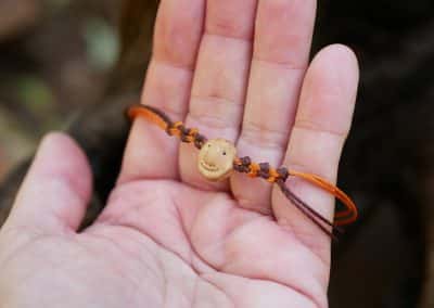 Armband Wichtel aus Baumperlen und Makramee