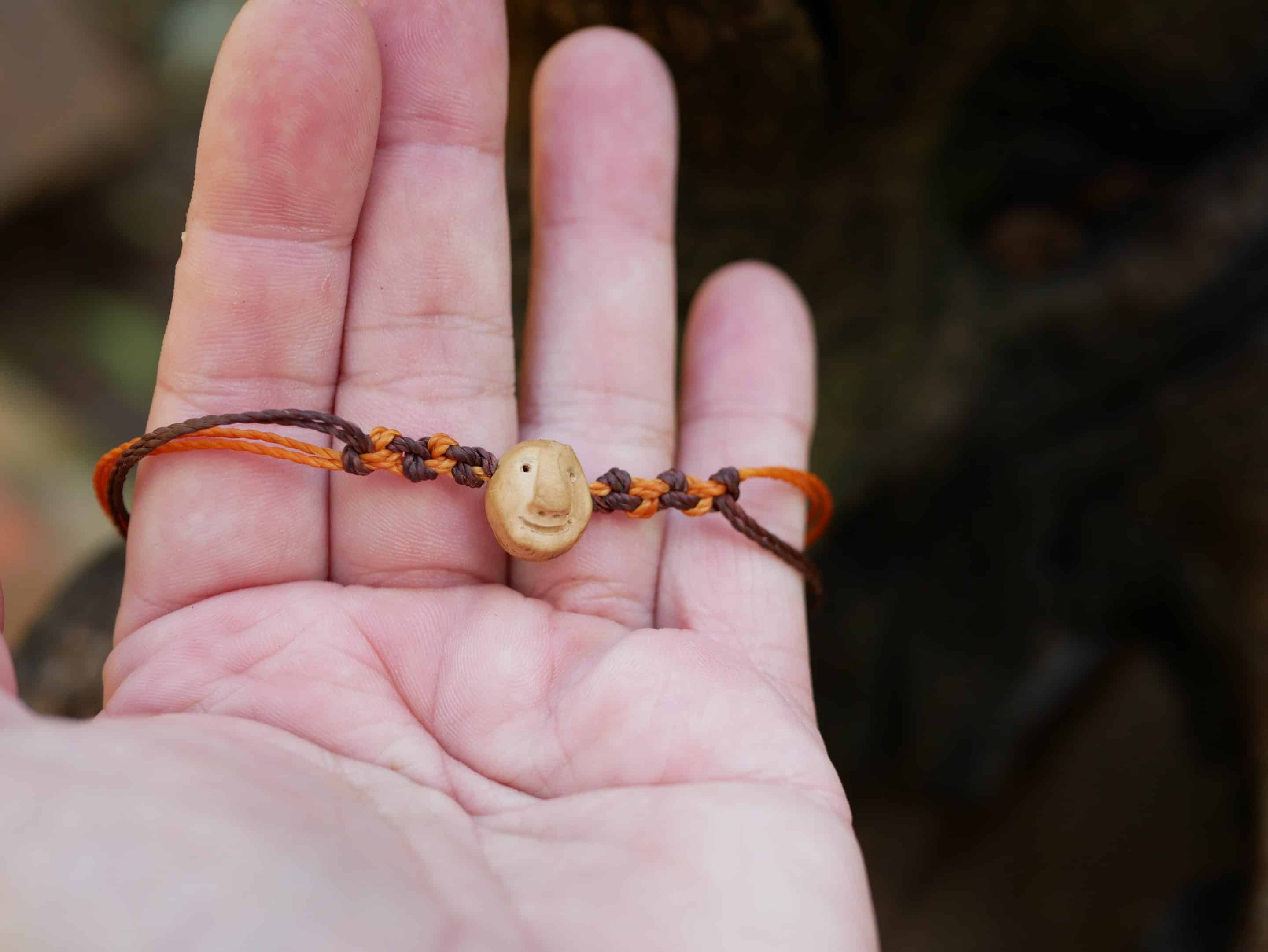 Armband Wichtel aus Baumperlen und Makramee