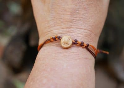 Armband Wichtel aus Baumperlen und Makramee