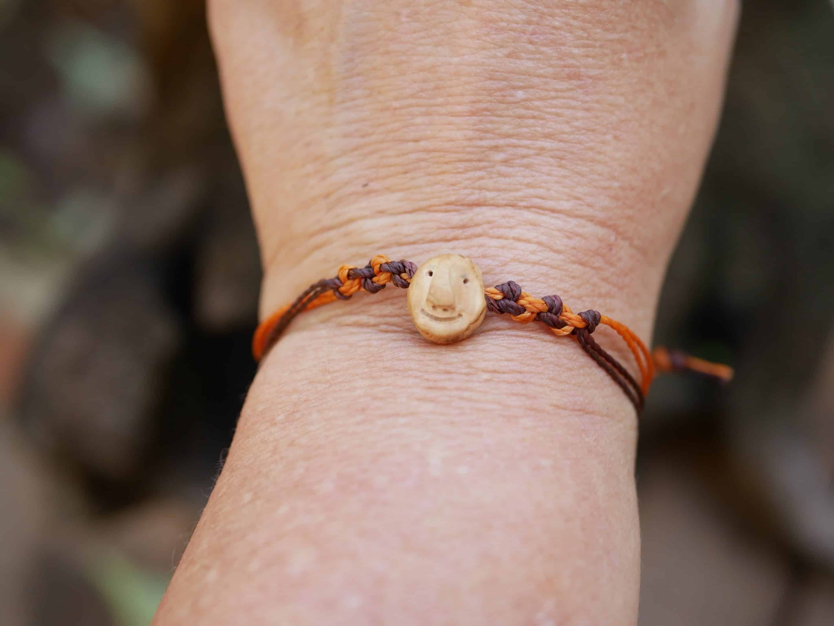 Armband Wichtel aus Baumperlen und Makramee