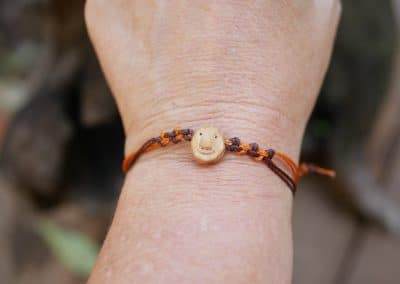 Armband Wichtel aus Baumperlen und Makramee
