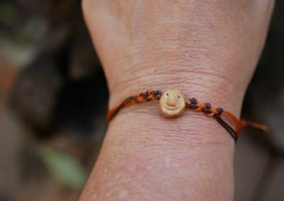 Armband Wichtel aus Baumperlen und Makramee