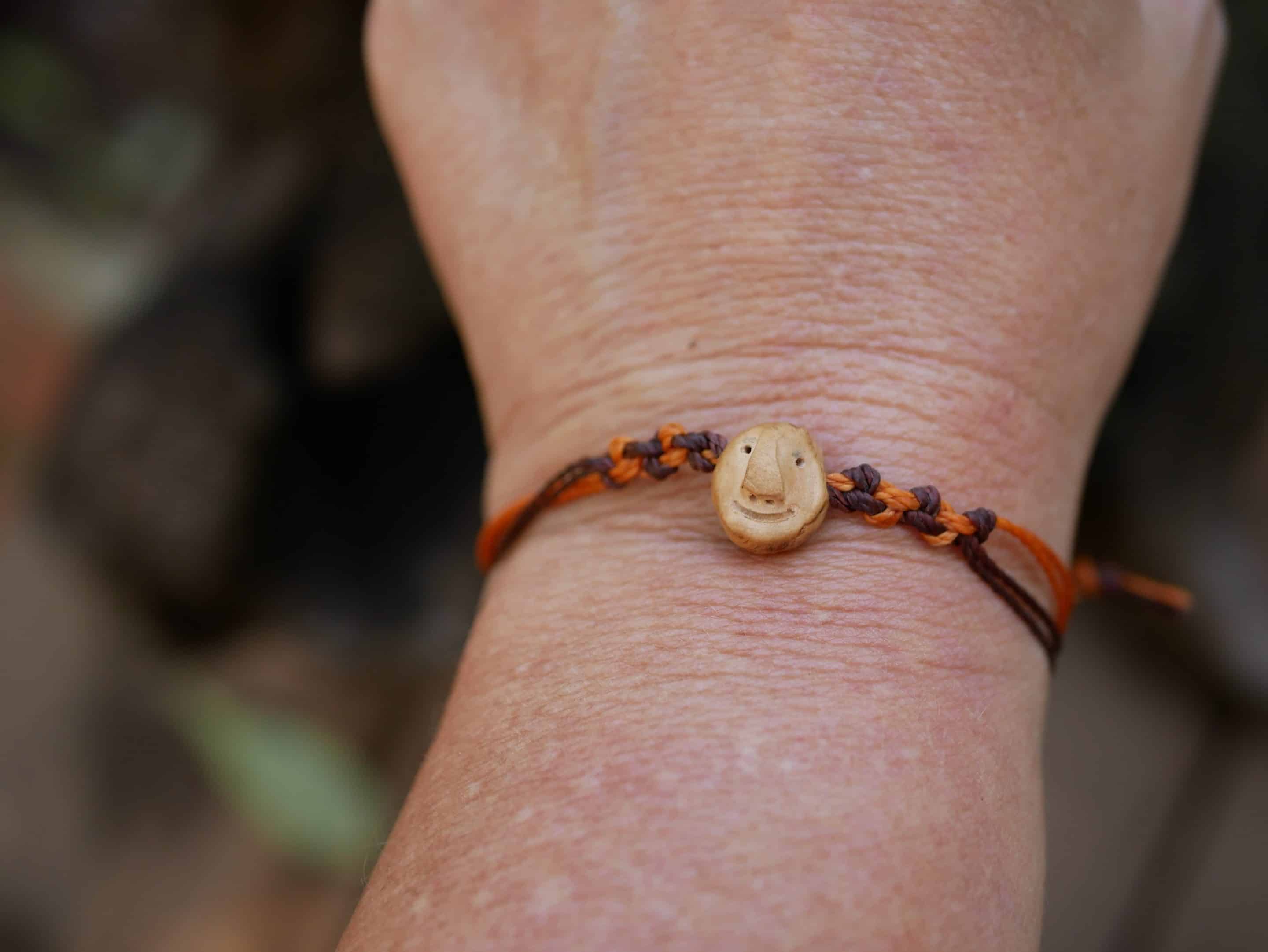 Armband Wichtel aus Baumperlen und Makramee