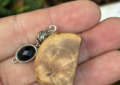 Buch aus Baumperle als Kette