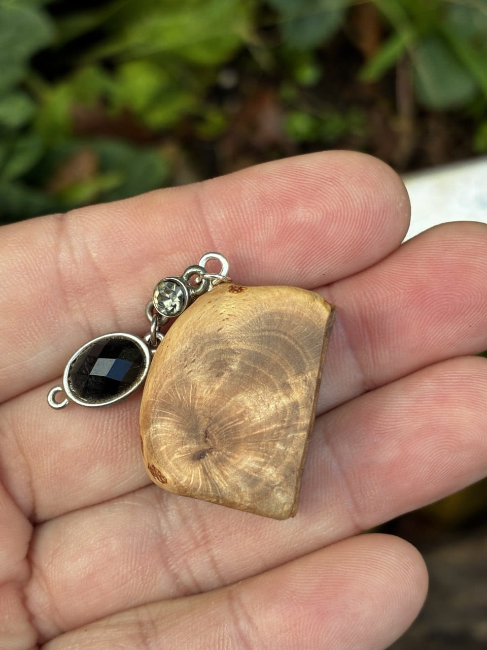 Buch aus Baumperle als Kette