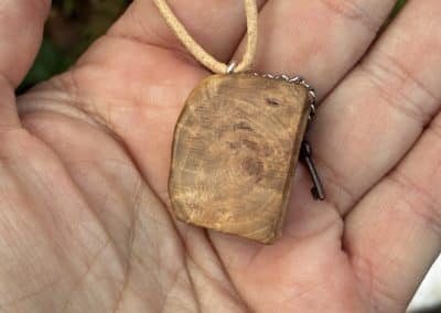 Buch aus Baumperle als Kette