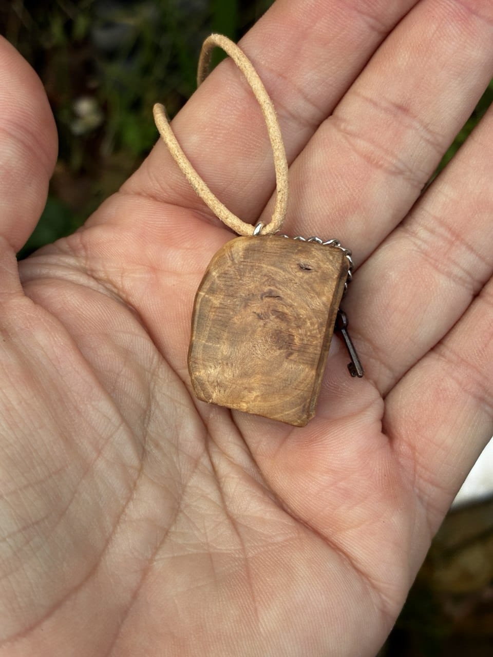 Buch aus Baumperle als Kette