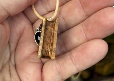 Buch aus Baumperle als Kette