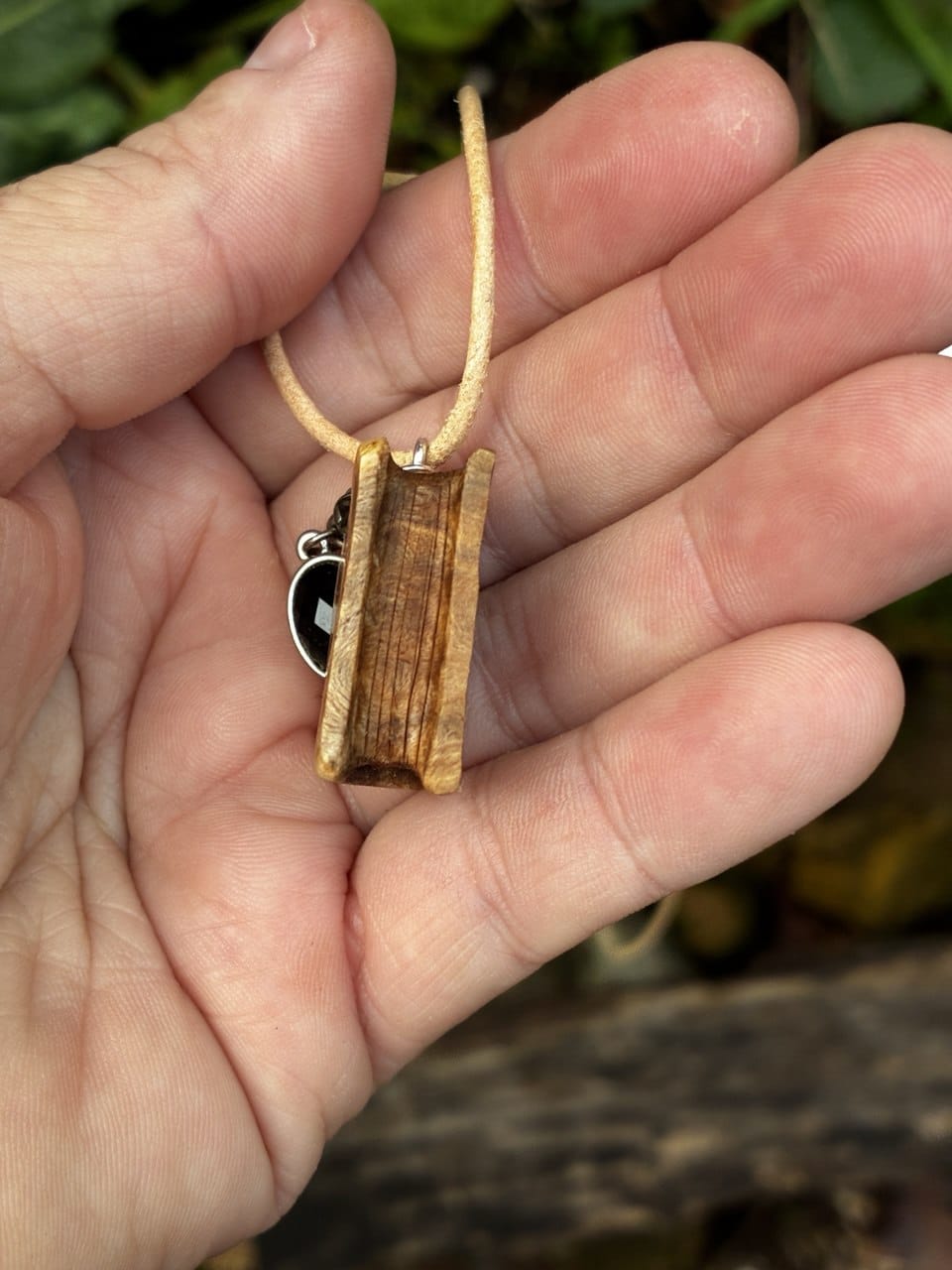 Buch aus Baumperle als Kette