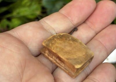 Buch aus Baumperle als Kette