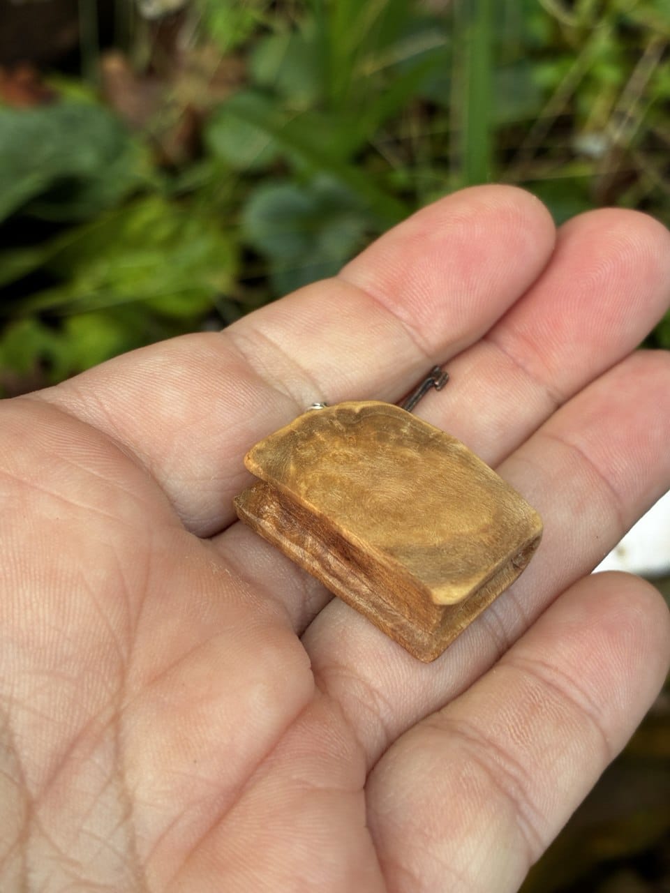 Buch aus Baumperle als Kette