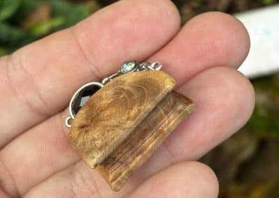 Buch aus Baumperle als Kette