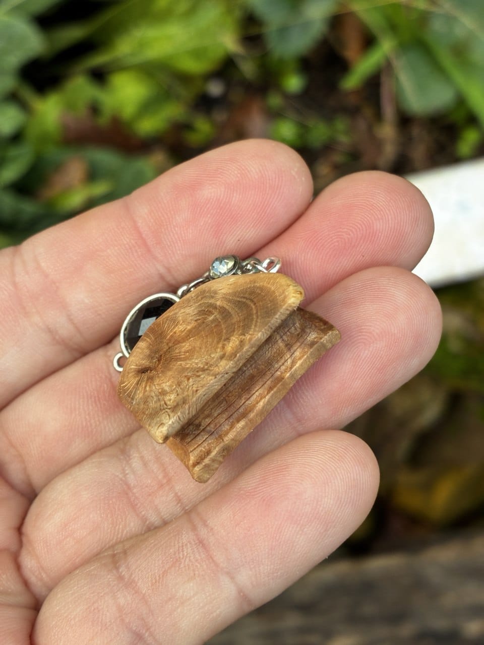 Buch aus Baumperle als Kette