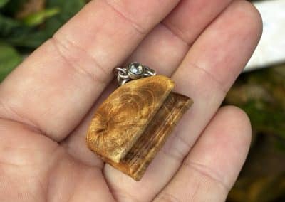 Buch aus Baumperle als Kette