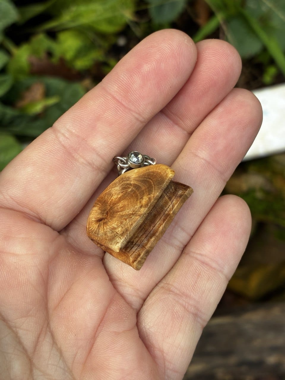 Buch aus Baumperle als Kette