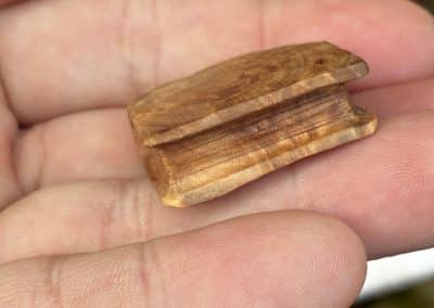 Buch aus Baumperle als Kette