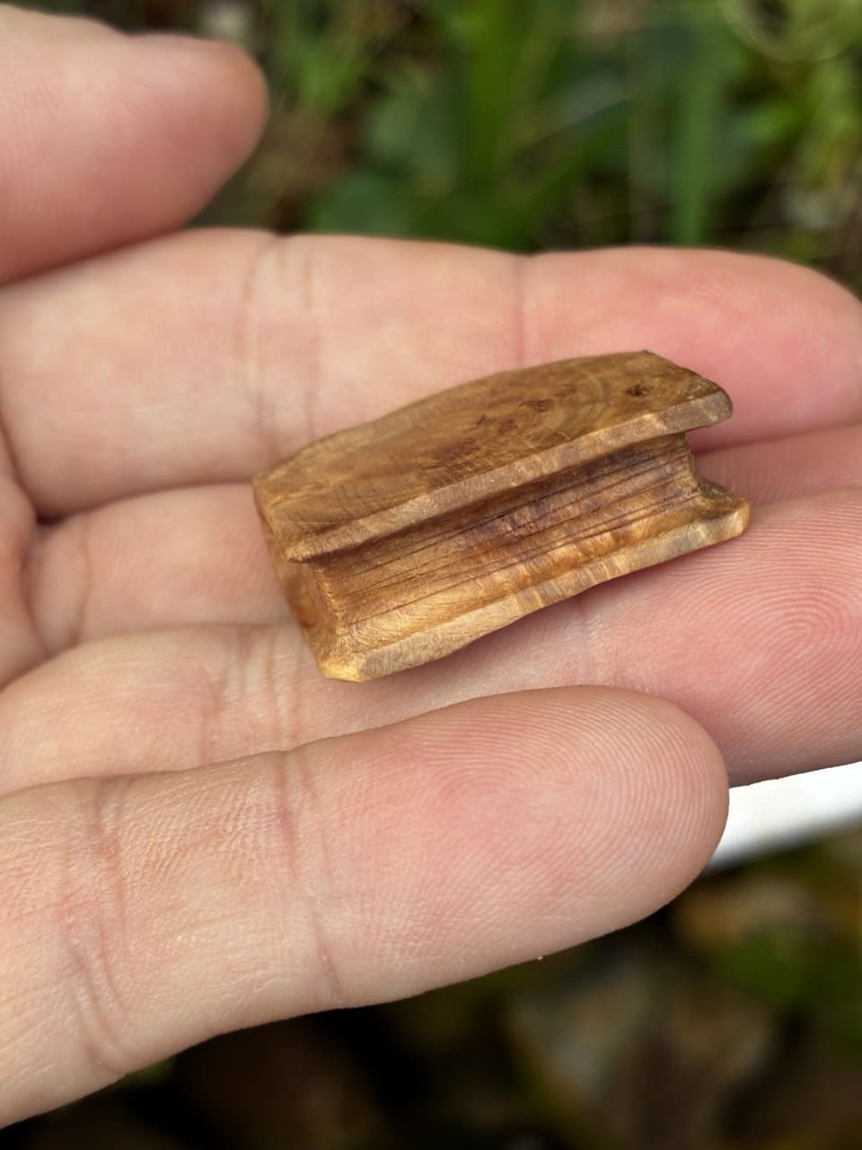 Buch aus Baumperle als Kette