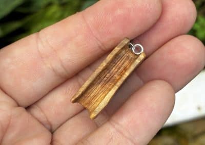 Buch aus Baumperle als Kette