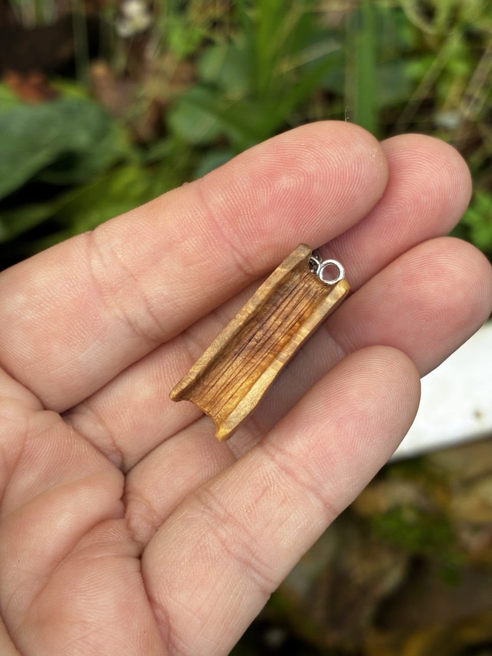 Buch aus Baumperle als Kette