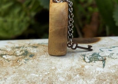 Buch aus Baumperle als Kette