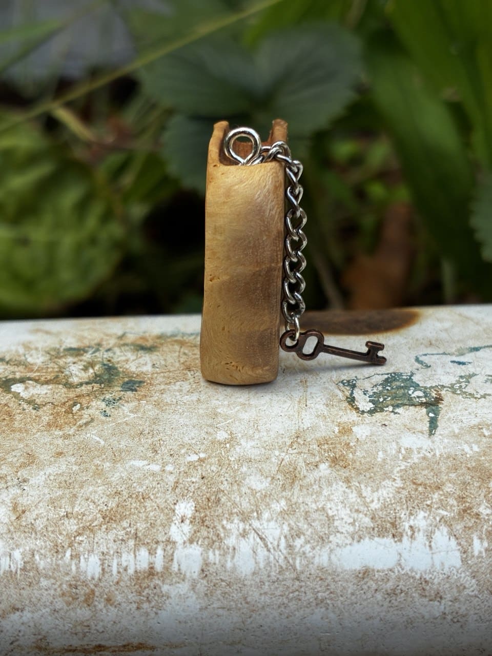 Buch aus Baumperle als Kette