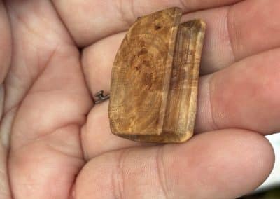 Buch aus Baumperle als Kette