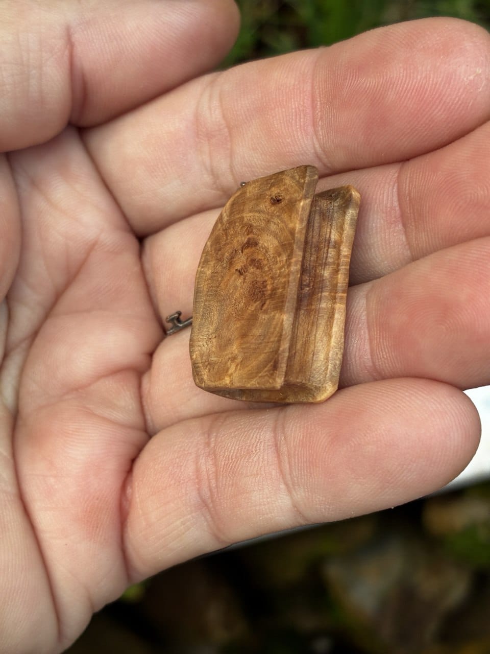 Buch aus Baumperle als Kette