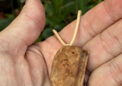 Buch aus Baumperle als Kette