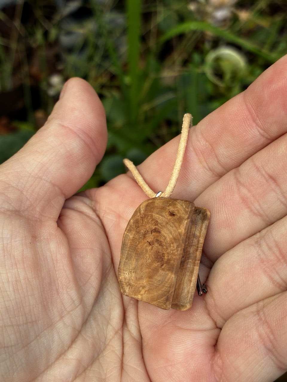 Buch aus Baumperle als Kette