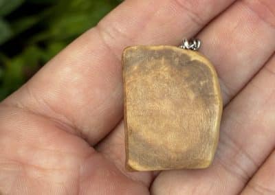 Buch aus Baumperle als Kette