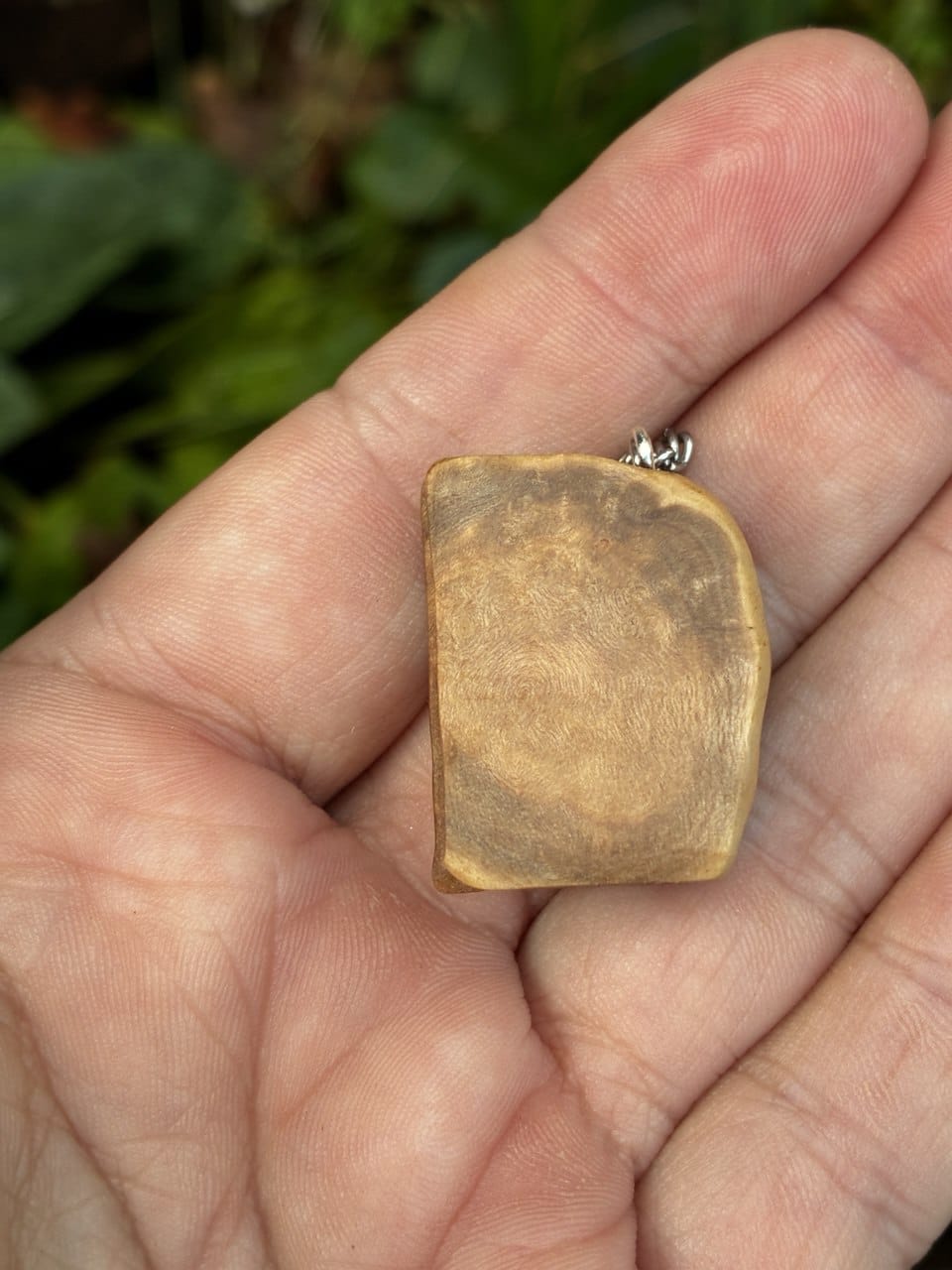 Buch aus Baumperle als Kette