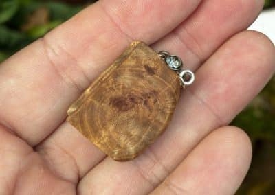 Buch aus Baumperle als Kette