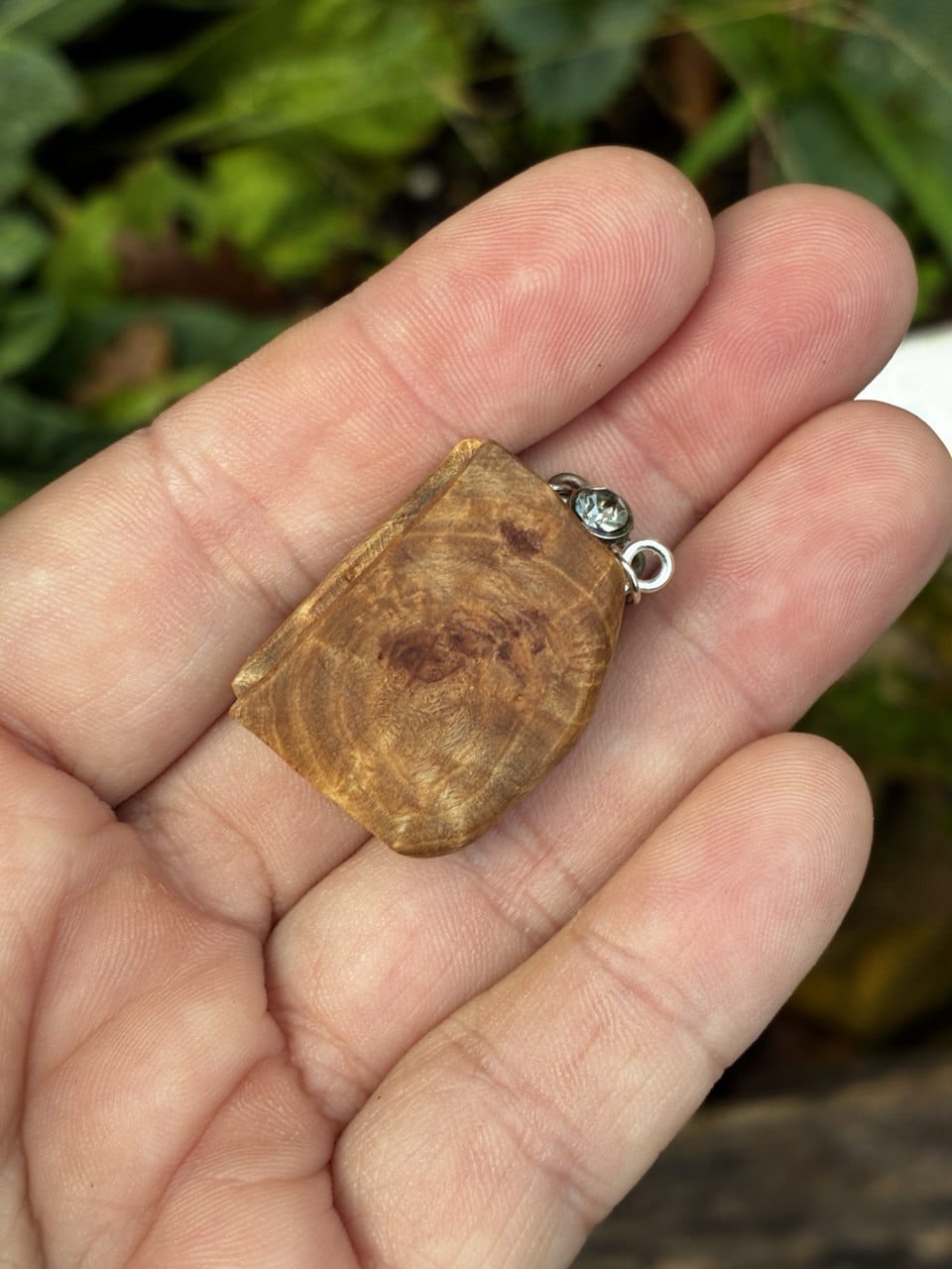 Buch aus Baumperle als Kette