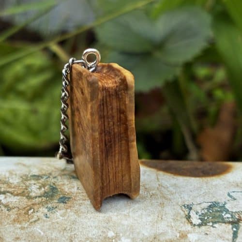 Buch aus Baumperle als Kette