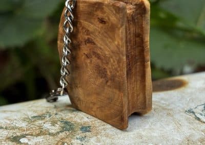 Buch aus Baumperle als Kette