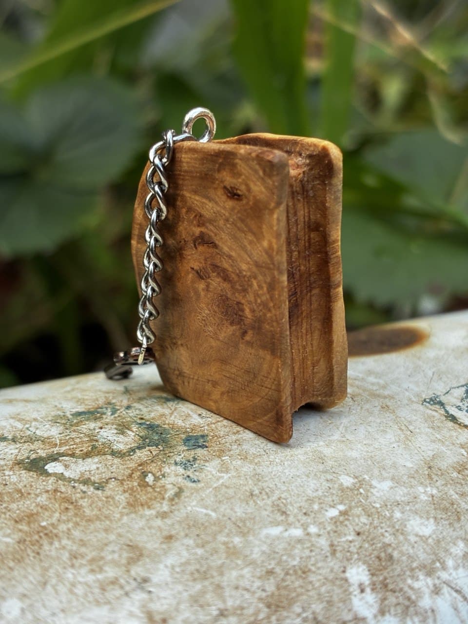 Buch aus Baumperle als Kette