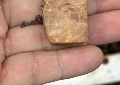 Buch aus Baumperle als Kette