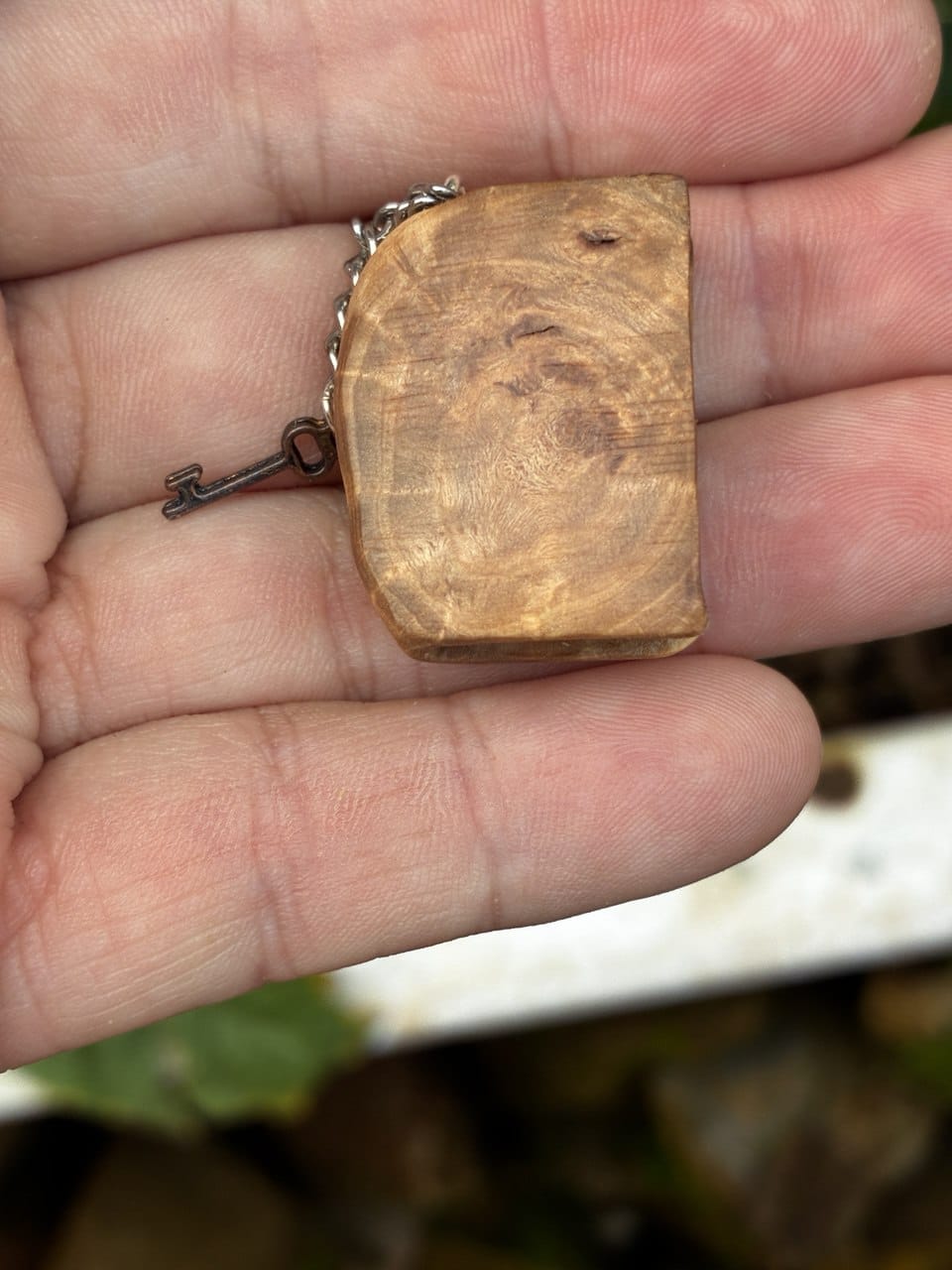 Buch aus Baumperle als Kette