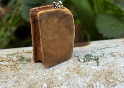 Buch aus Baumperle als Kette