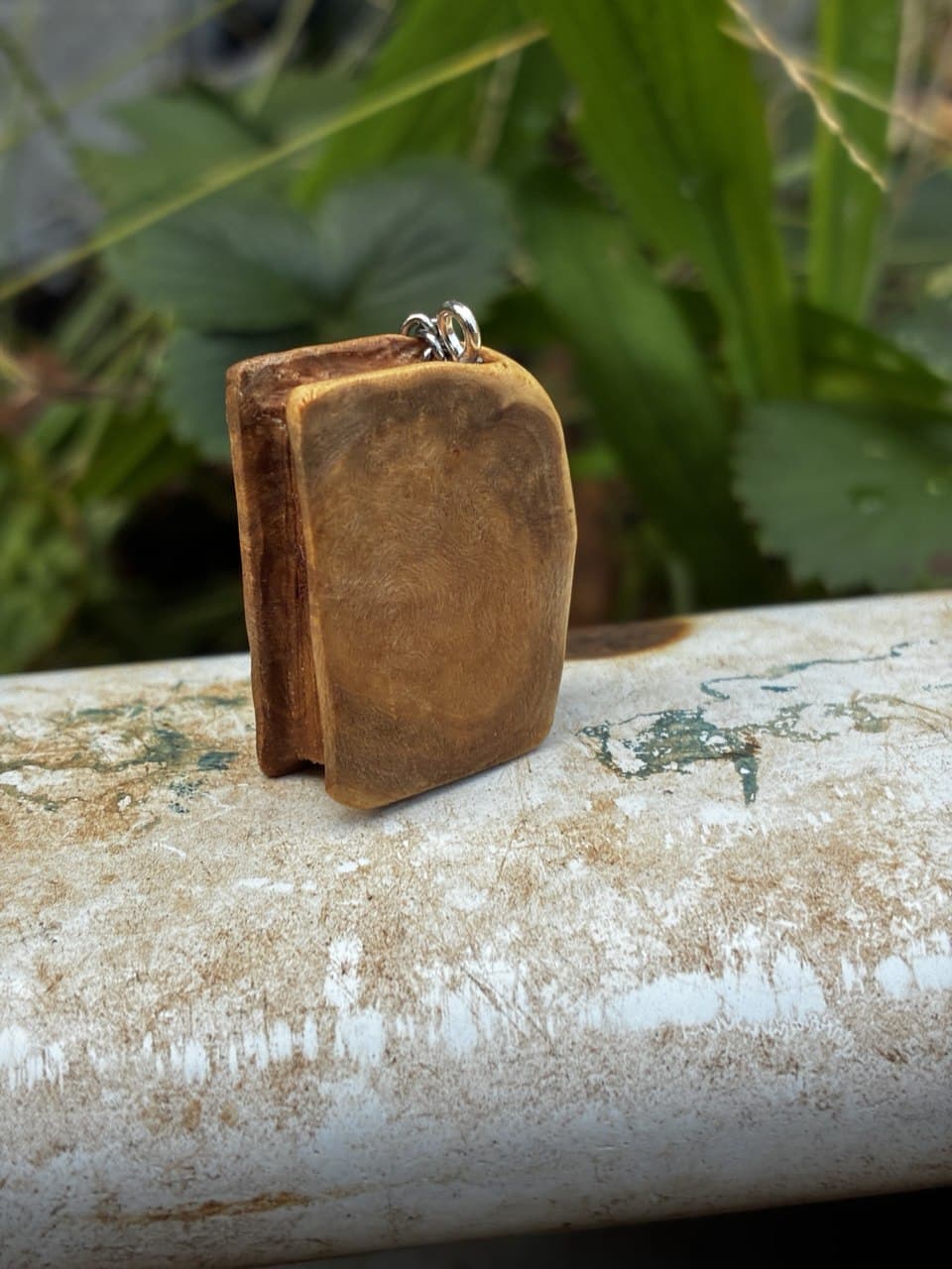 Buch aus Baumperle als Kette