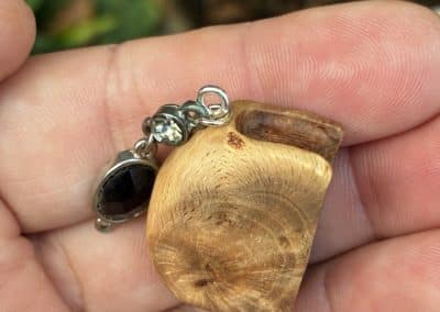 Buch aus Baumperle als Kette